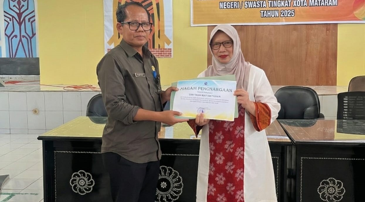Kepala SMPN 15 Mataram Sri Wahyu Indriani meraih penghargaan sebagai sekolah peraih juara terbanyak pada lomba tingkat Kota Mataram dari Disdik Kota Mataram di aula setempat, pekan lalu.
