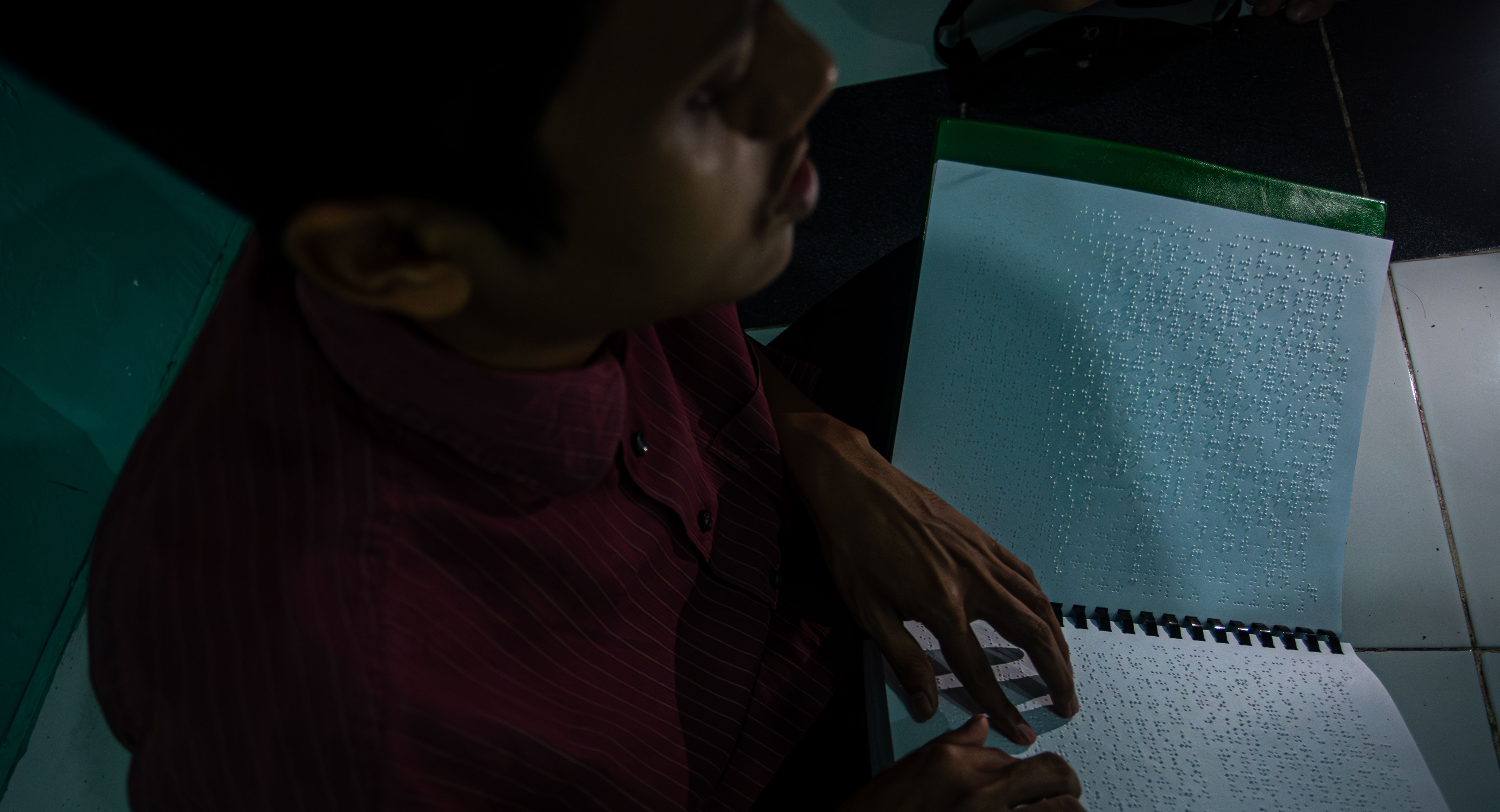 Seorang ABK di Kota Mataram saat melaksanakan kegiatan belajar mengajar, belum lama ini. Sebanyak 53 SLB di NTB dapat Smartboard, pembelajaran ABK kini makin interaktif.