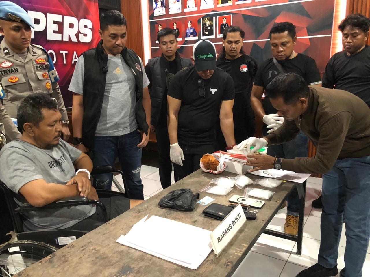 Kapolres Bima Kota AKBP Didik Putra Kuncoro (dua kiri/berdiri) menghadirkan tersangka AF dan barang bukti saat jumpa pers di Polres Bima Kota, Minggu (7/12).