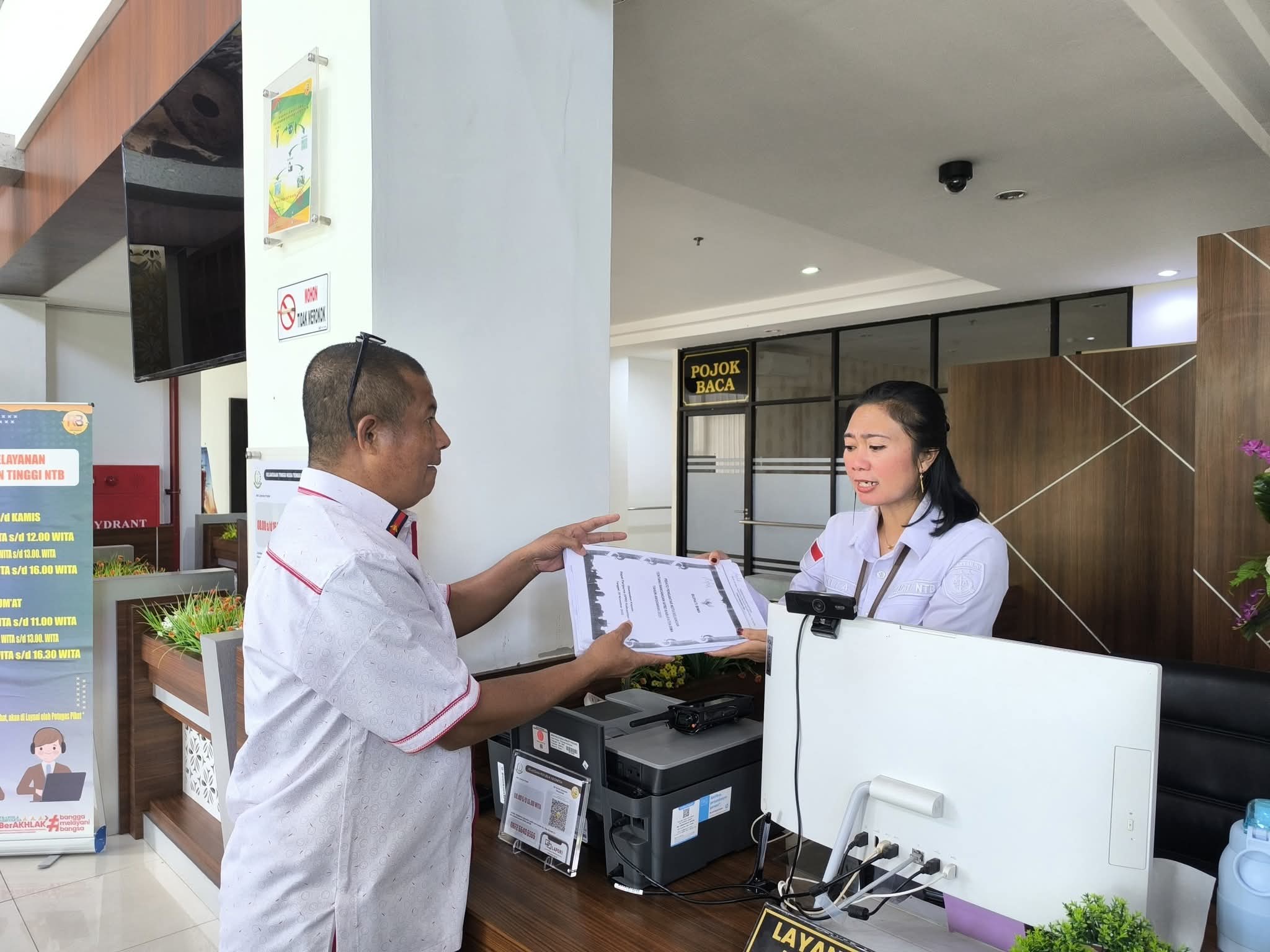 Ketua Fraksi PAN DPRD Bima menyerahkan dokumen laporan dugaan penyimpanan dana Pokir DPRD Bima kepada petugas PTSP Kejati NTB, beberapa hari lalu. (Facebook Rafidin Bima)