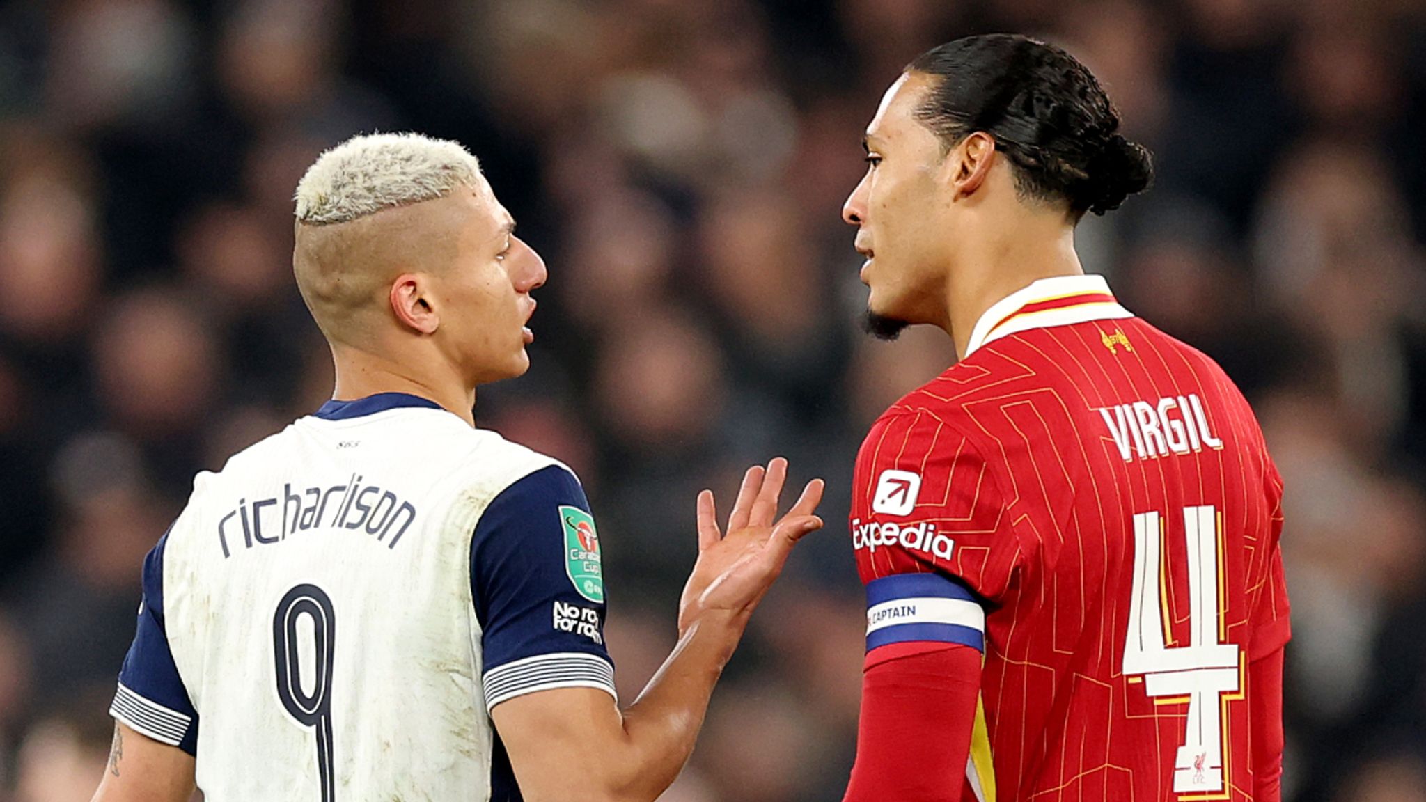 Richarlison ungkap momen lucu menantang Virgil van Dijk. Ia mengaku menyindir Van Dijk dalam bahasa Portugis sehingga sang bek tak memahami ucapannya.