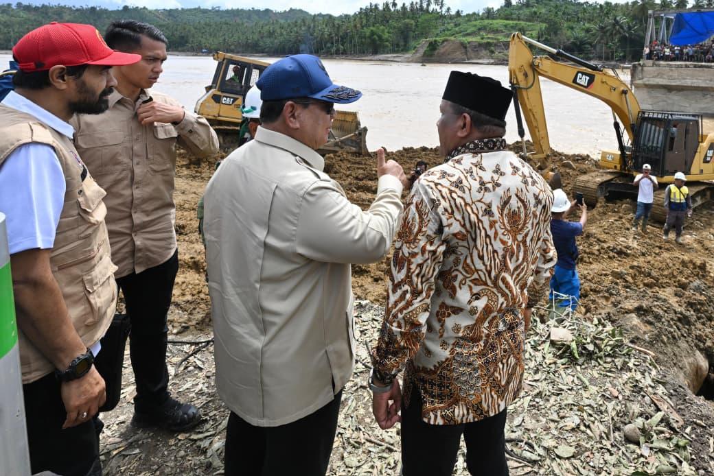 Presiden Prabowo apresiasi yang tangani bencana di Pos Pendamping Nasional Penanganan Bencana Alam Aceh yang berlokasi di Pangkalan TNI AU Sultan Iskandar Muda, Aceh Besar, Minggu (7/12/2025).