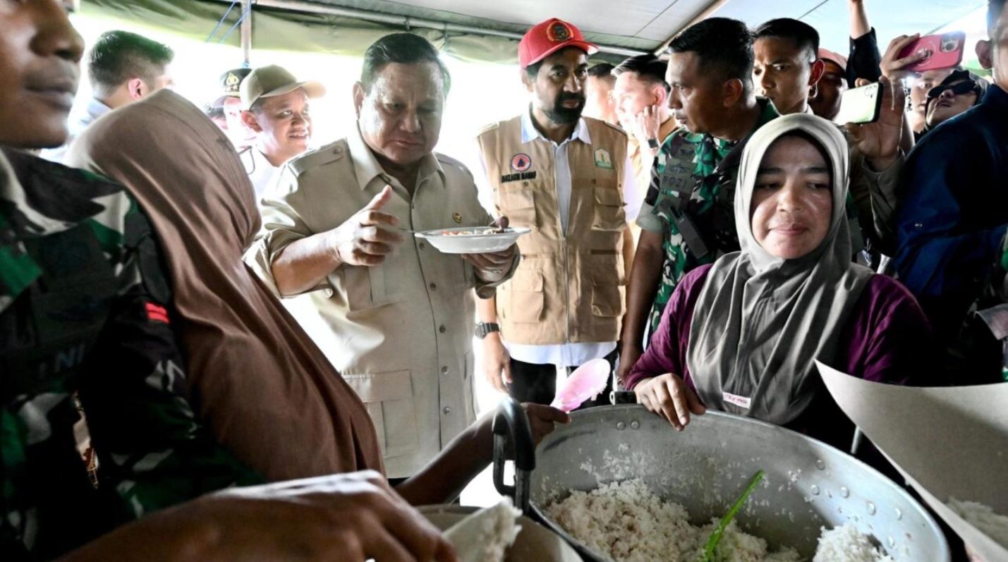 Presiden Prabowo Subianto meninjau langsung tenda pengungsian korban bencana di Kabupaten Bireuen, Provinsi Aceh, Minggu (7/12/2025).
