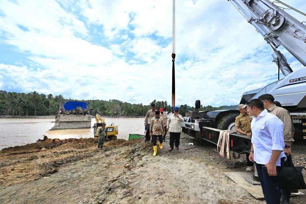 Presiden Prabowo meninjau pengerjaan Jembatan Bailey Teupin Mane yang berada pada ruas penting Bireuen&ndash;Takengon di Kabupaten Bireuen, Provinsi Aceh, Minggu (7/12/2025).