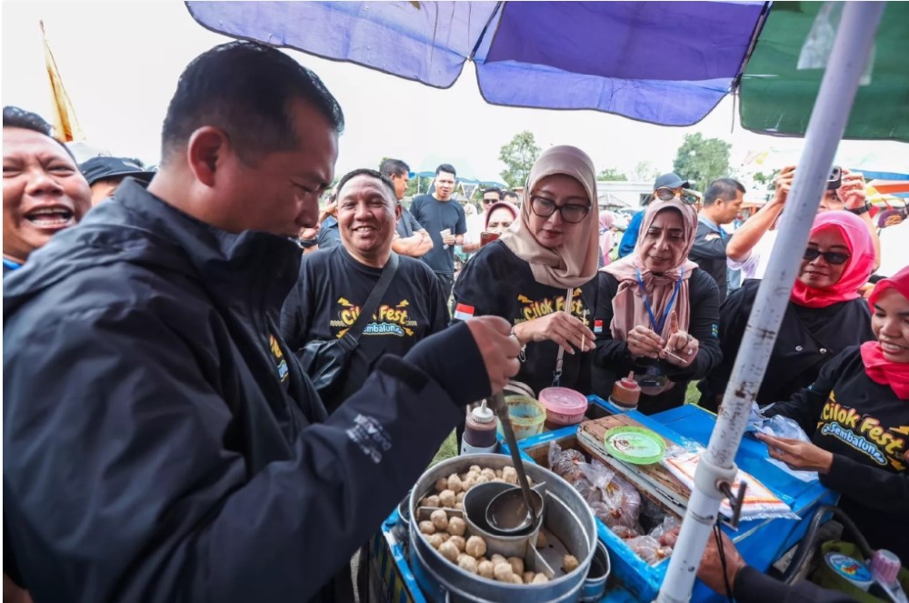 MERAKYAT: Gubernur NTB Lalu Muhamad Iqbal saat menghadiri Cilok Fest Sembalun yang digelar Rest Area Sembalun, Minggu (7/12).