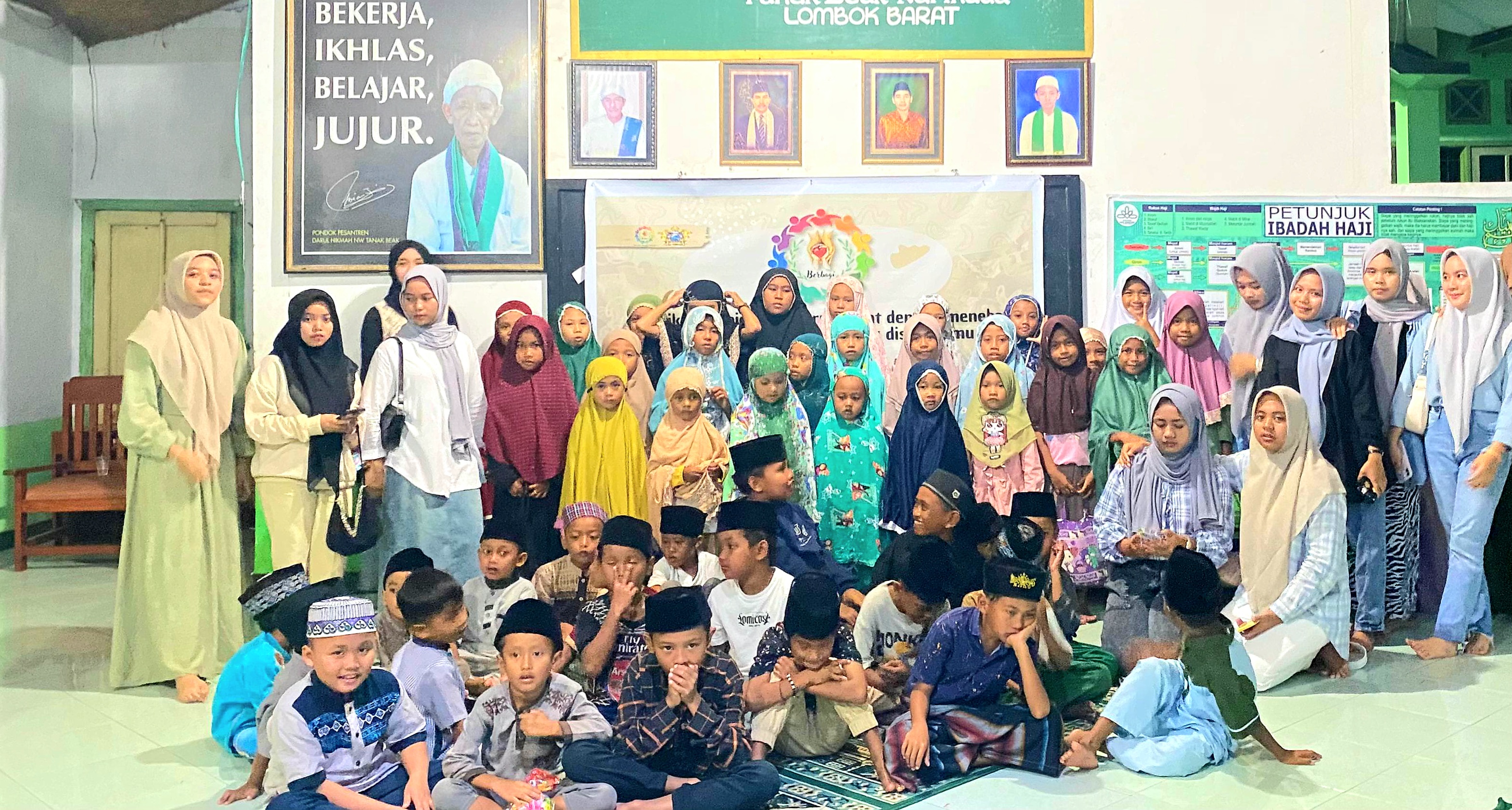 BERBAGI KEBAHAGIAAN: Komunitas Berbagi, akronim dari Bersama Menebar Bahagia saat menggelar acara di panti asuhan beberapa waktu lalu.