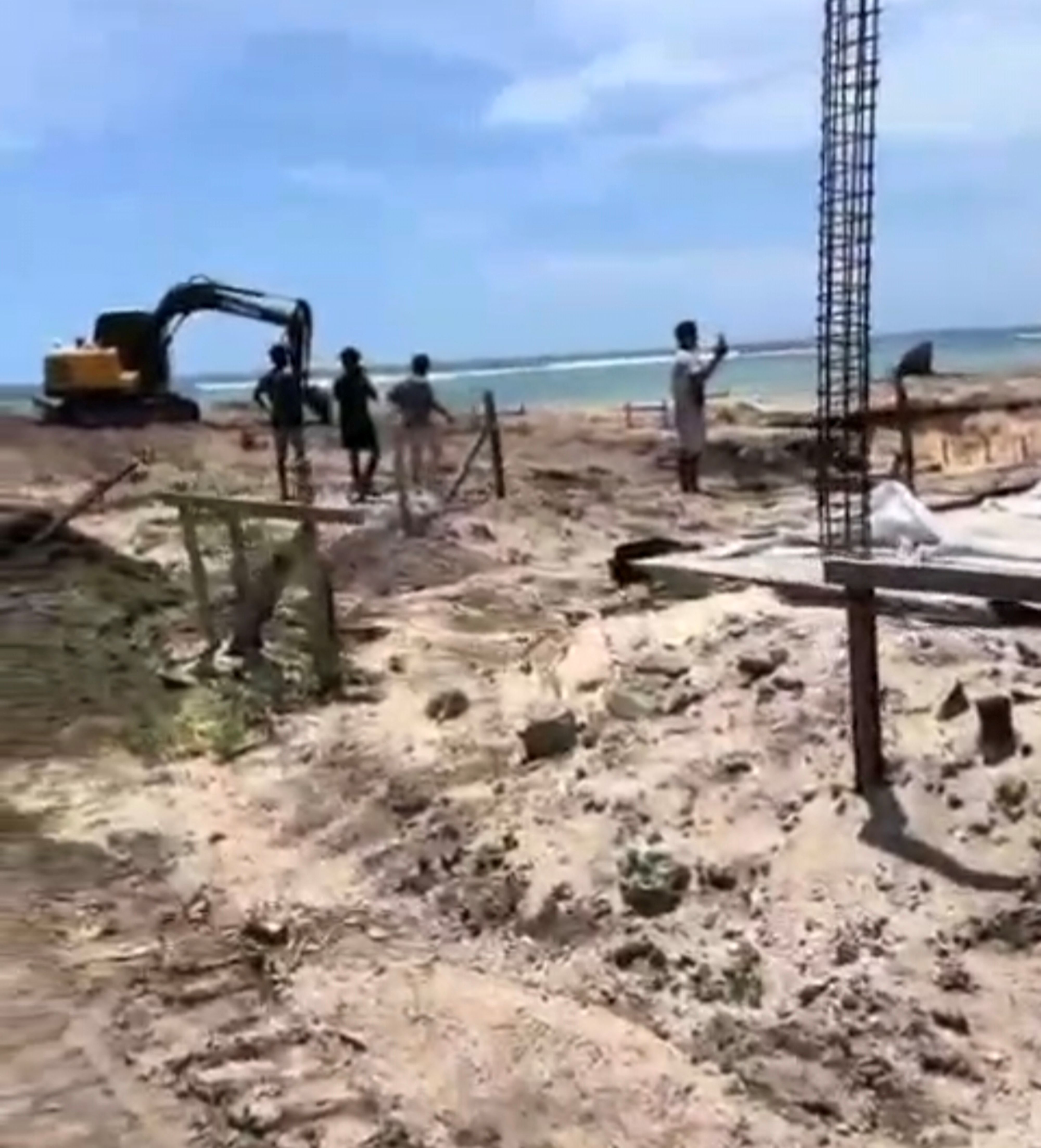 Tangkapan layar video pengerukan pasir pantai secara ilegal di Selong Belanak