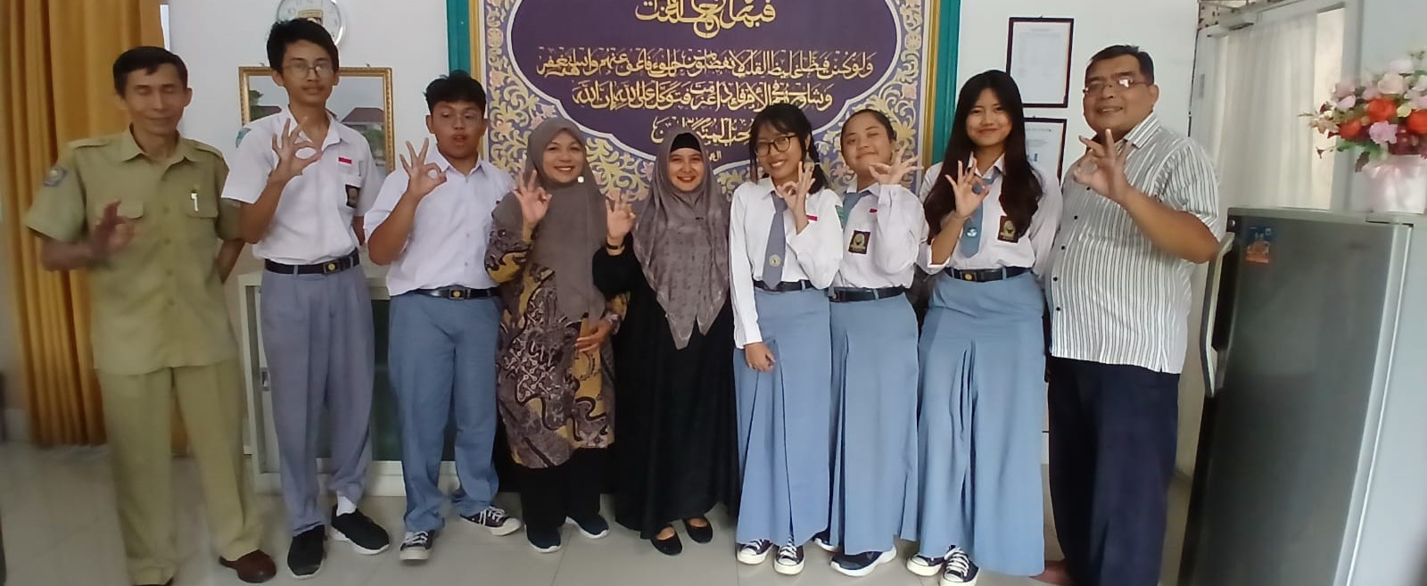 Siswa SMAN 3 Mataram yang meraih juara pada Olimpiade Bahasa Jerman tingkat Provinsi NTB foto bersama Plt kepala sekolah, Selasa (9/12). Dua siswa Smanti lolos olimpiade Bahasa Jerman Nasional 2026.