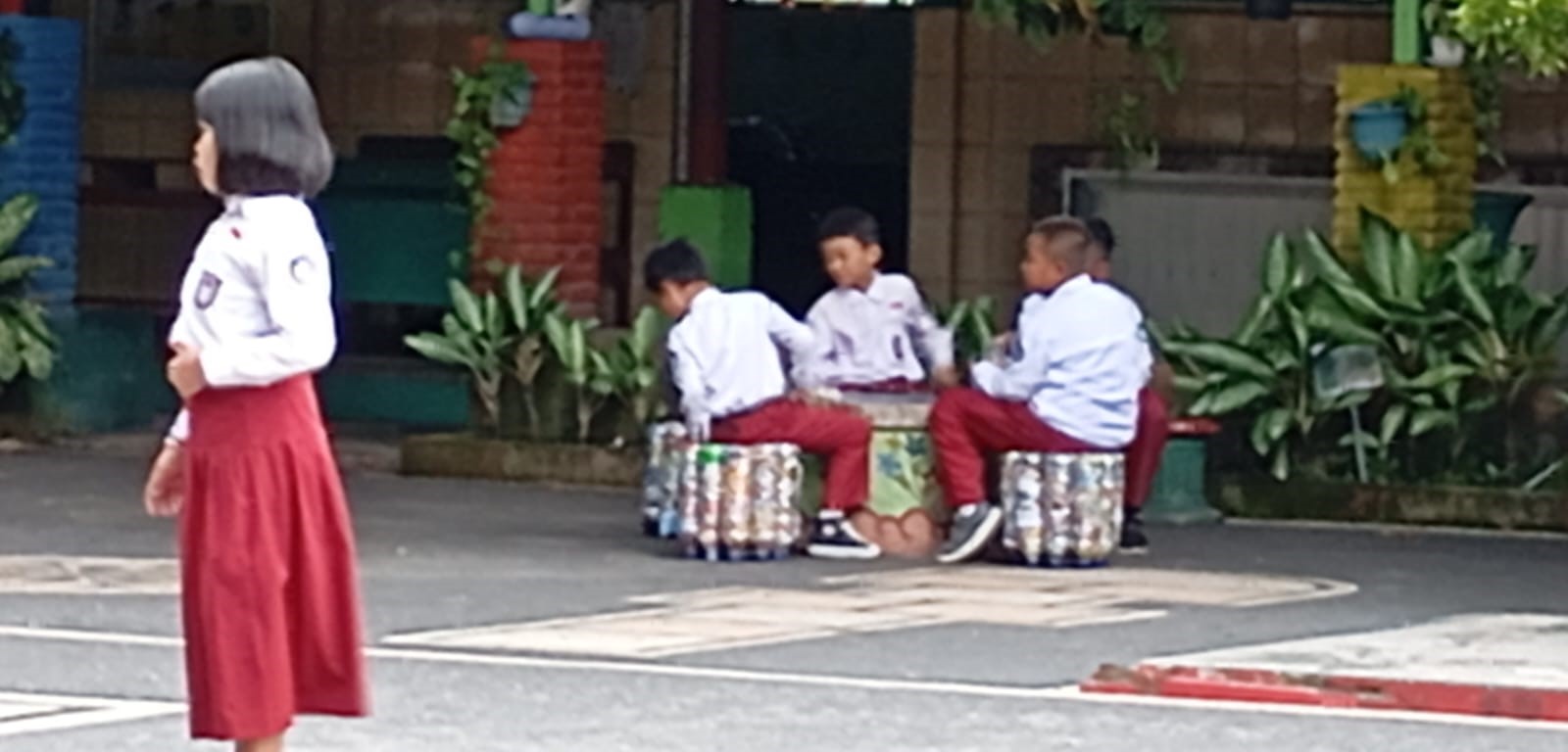 Sejumlah murid SDN 19 Cakranegara duduk di kursi dari sampah plastik yang disulap menjadi ecobrick, belum lama ini. P5 gaya hidup berkelanjutan SDN 19 Cakra, sampah plastik disulap jadi kerajinan.