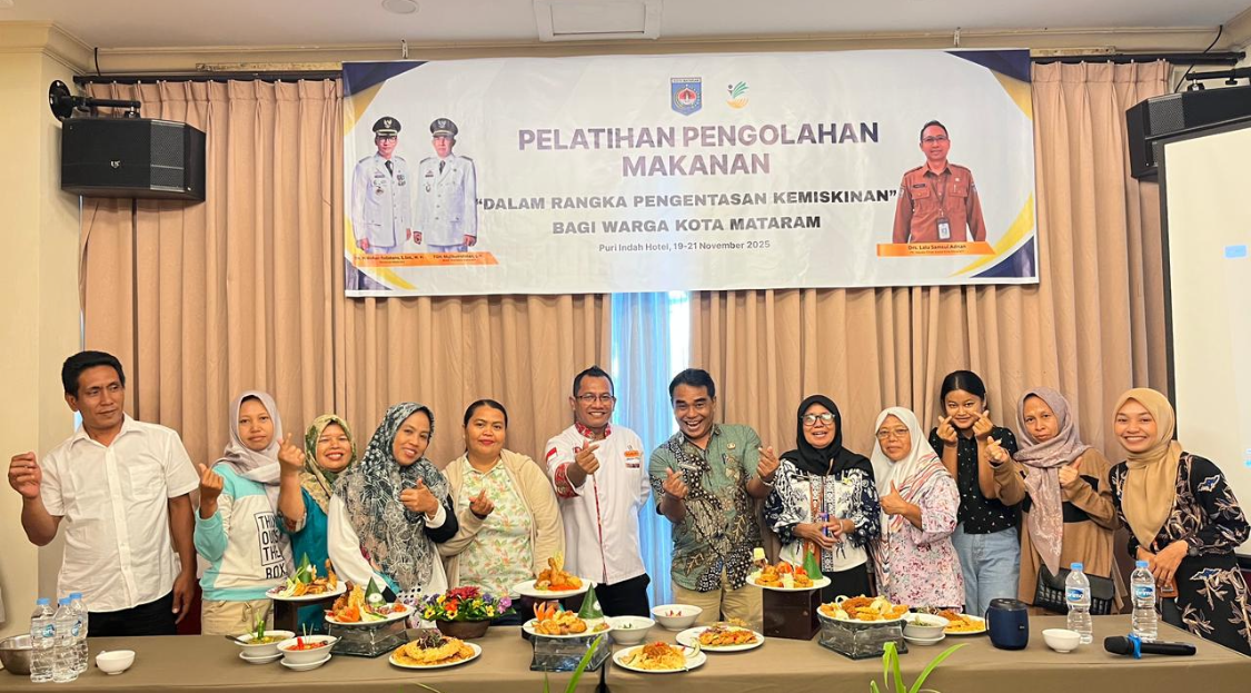 Pihak Dinsos, Chef, dan peserta berfoto bersama usai mengkreasikan berbagai menu masakan hasil dari pelatihan, Kamis (20/11).