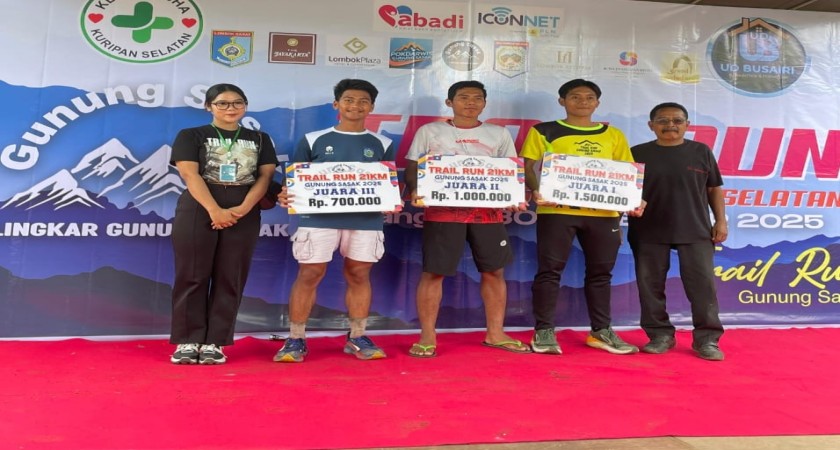 Siswa MAN Lobar Imam Pasha (dua dari kiri) meraih juara 3 Fun Run Gunung Sasak 21 Kilometer.