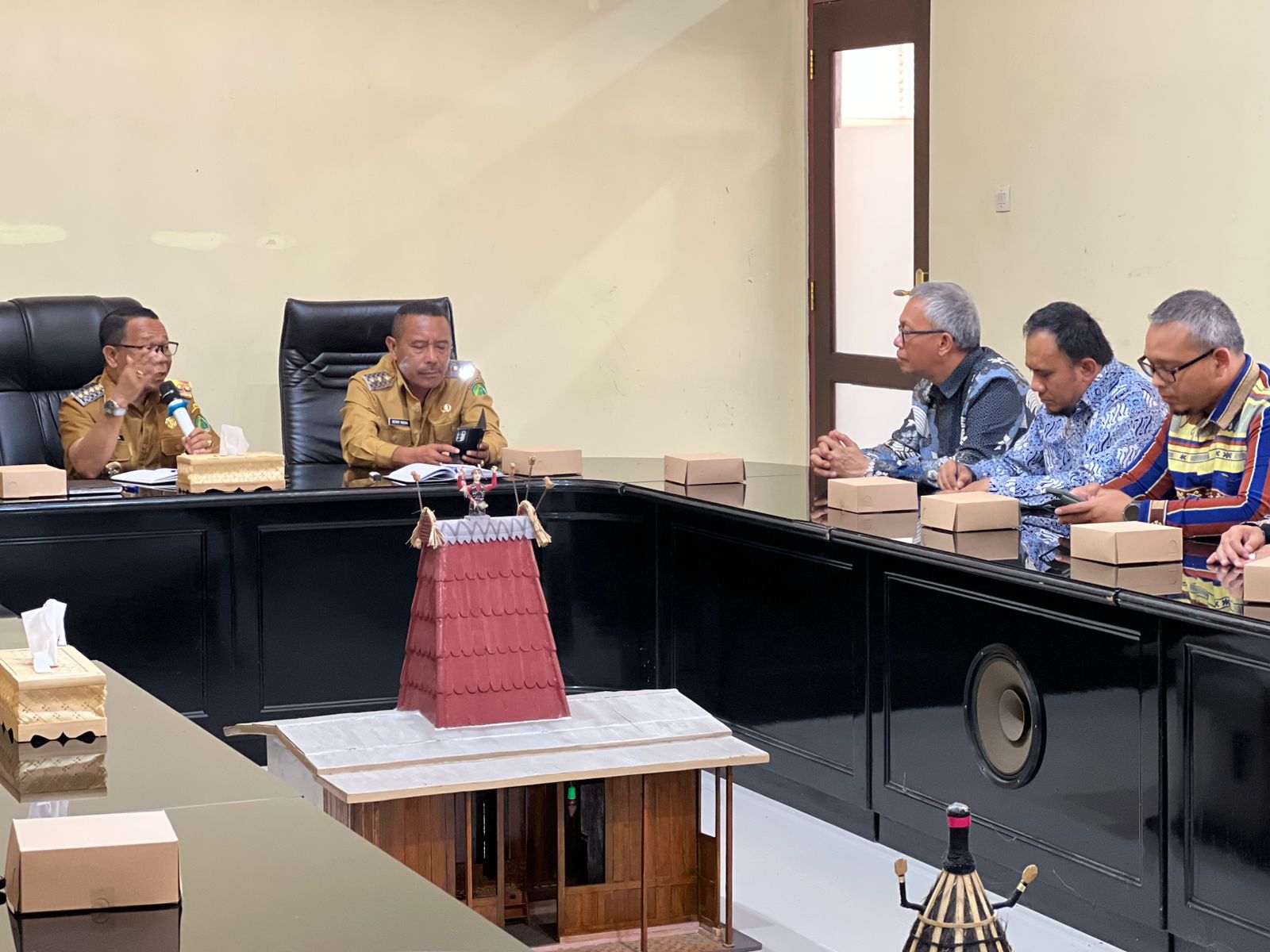 Jajaran PLN saat bertemu Bupati Ngada, Senin (8/12).