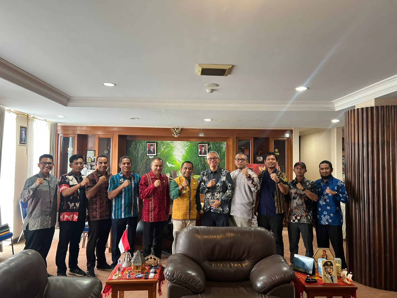 Vice President Panas Bumi PT PLN (Persero) Maternikus Tigor Marolop Situmorang dan rombongan saat bertemu Bupati Manggarai Herybertus Nabit, Jumat Jumat (5/12).