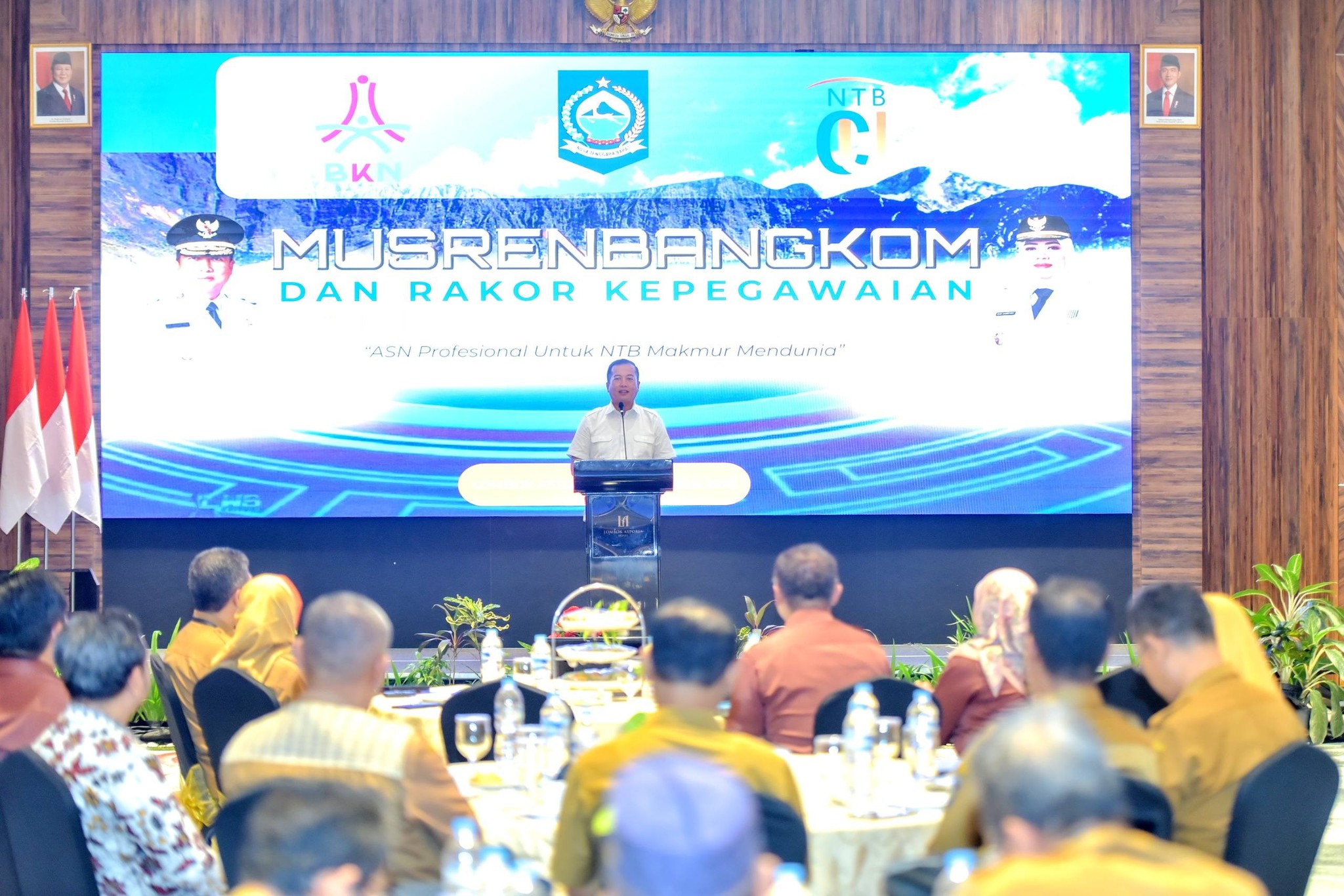Gubernur NTB Lalu Muhamad Iqbal, saat memberikan sambutan di Musrenbangkom dan Rapat Koordinasi Kepegawaian NTB, di Mataram (8/12).