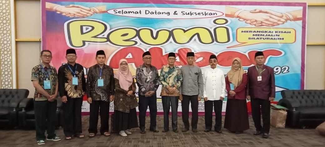 Para Panitia Reuni Akbar PGAN Mataram foto bersama tamu undangan yang hadir di Gedung Bir Ali Asrama Haji NTB, Minggu lalu (7/12).Pada reuni ini, ratusan alumni PGAN Mataram lintas angkatan berkumpul.
