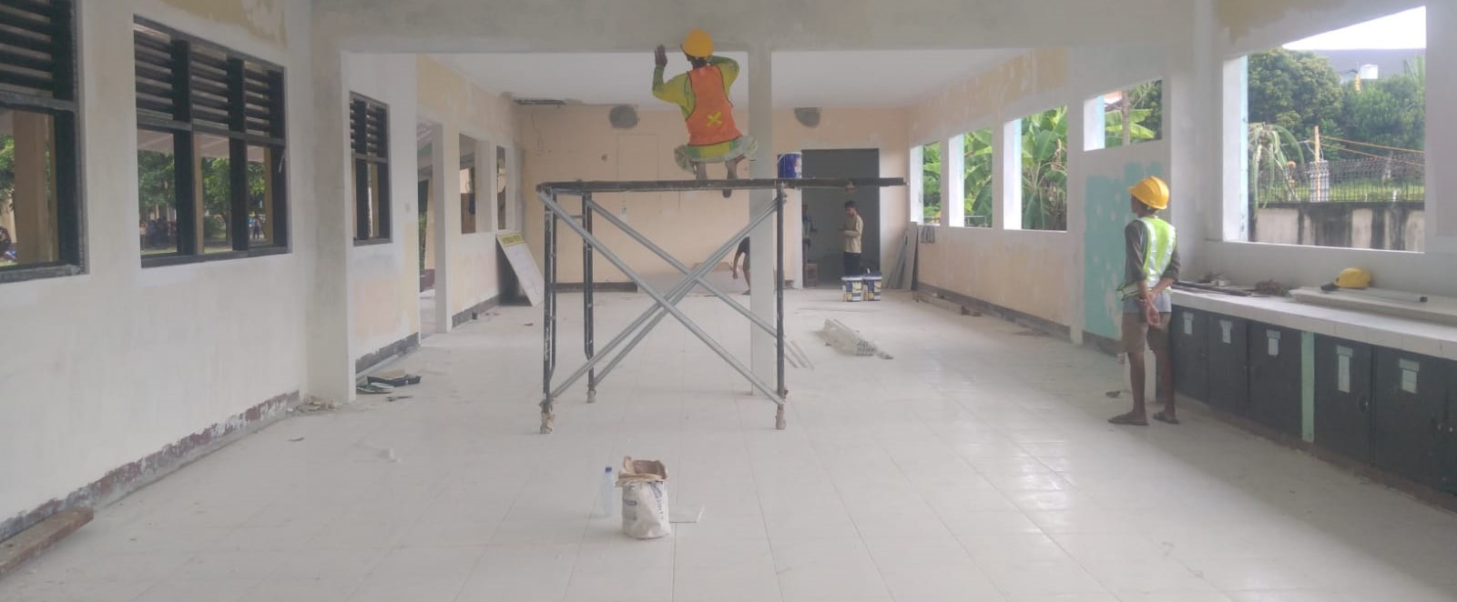 Para pekerja mengerjakan proyek revitalisasi di SMPN 16 Mataram, belum lama ini. Revitalisasi SMPN 16 Mataram capai 93 persen, rampung akhir Desember.