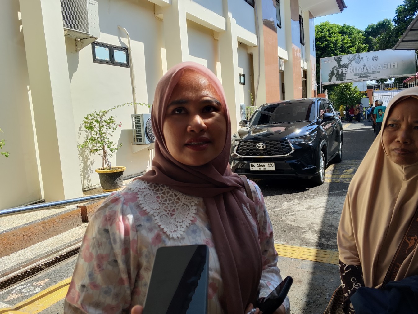 MINTA KEADILAN: Kakak Nurminah korban pembunuhan, Mar memberikan pernyataan usai menjadi saksi di PN Mataram, Senin (8/12).