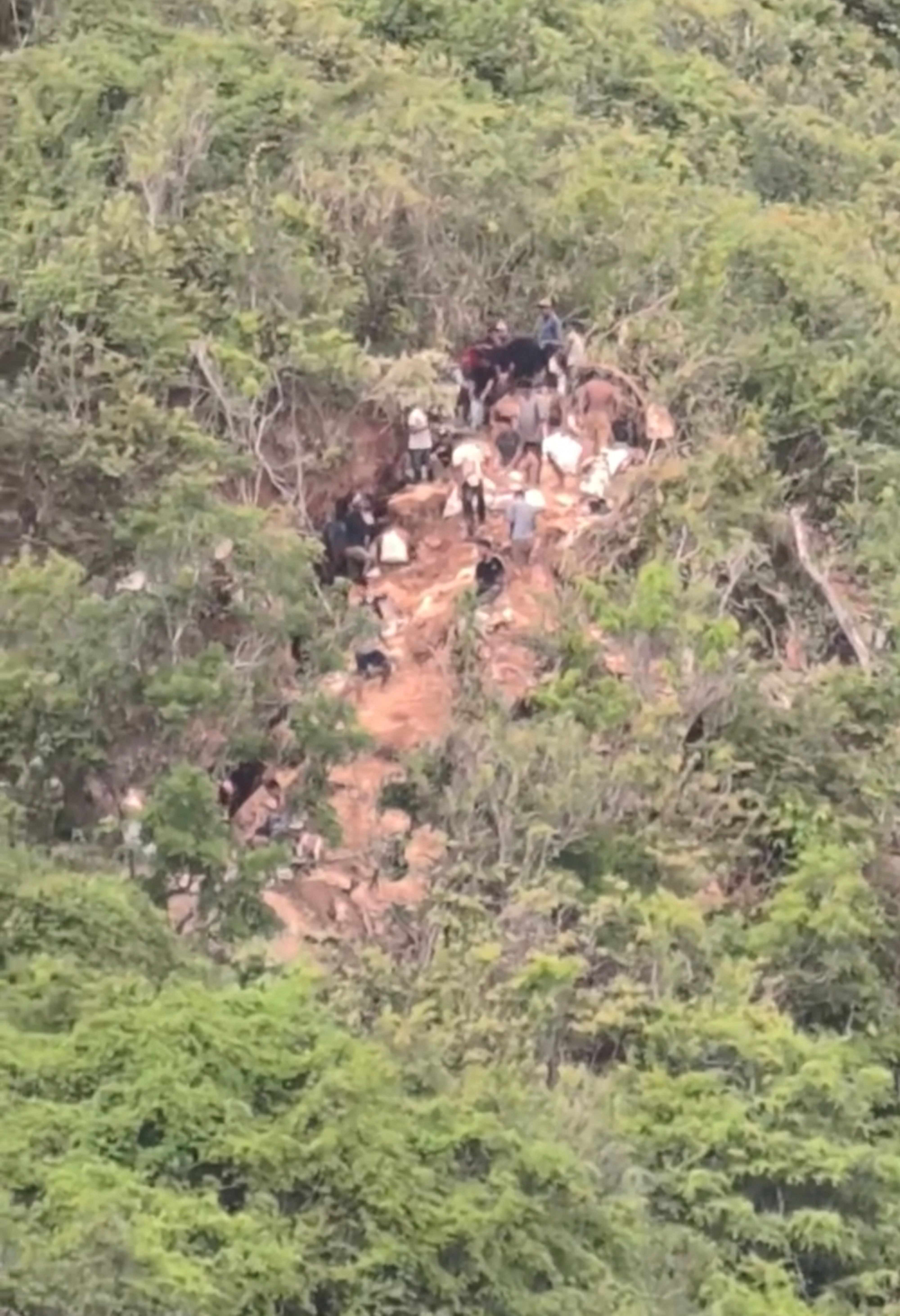 Tangkapan layar video penambangan emas ilegal di Desa Kuta, Lombok Tengah