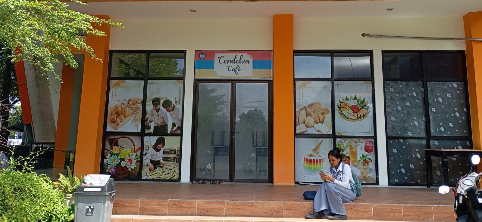 Seorang siswa SMKN 4 Mataram duduk di depan kafe sekolah setempat, Selasa (9/12). Teaching Factory SMKN 4 Mataram terganjal regulasi, sekolah kejar status BLUD 2026.