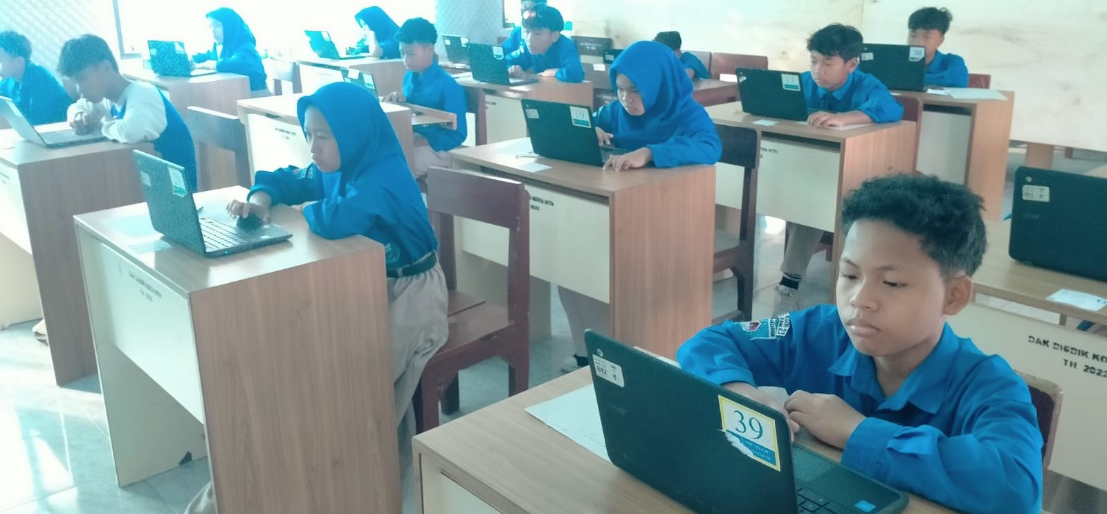 Siswa SMPN 23 Mataram melaksanakan ujian semester berbasis online di sekolah setempat, Selasa (9/12), Chromebook jadi andalan.