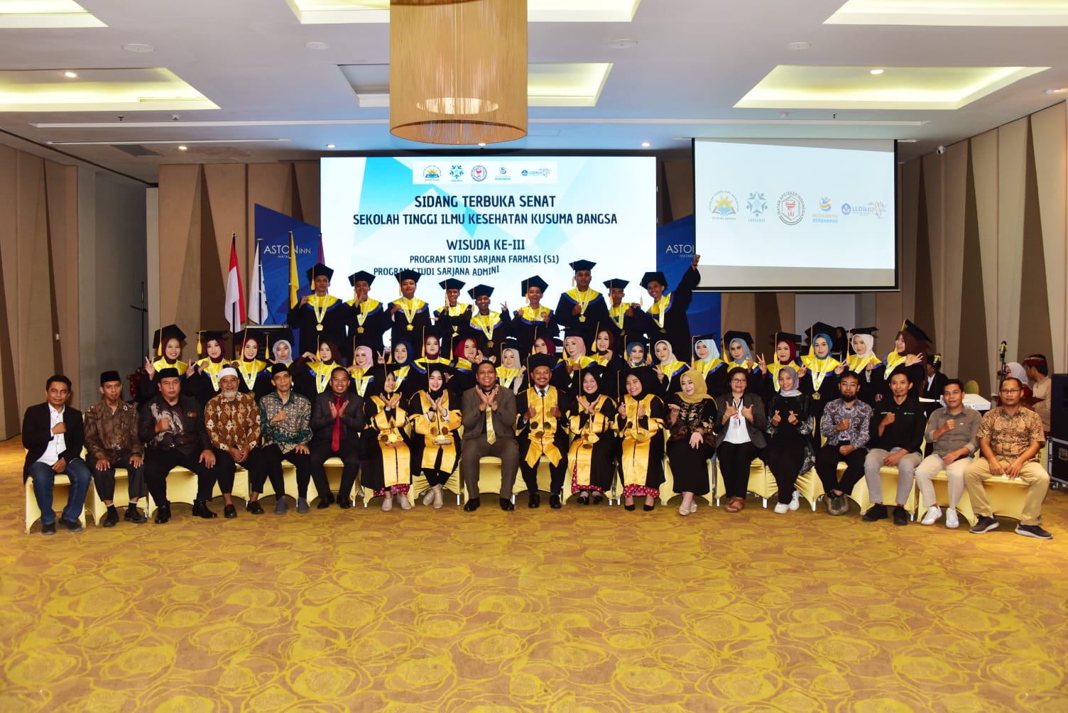 SELAMAT YA: Foto bersama petinggi dan para wisudawan STIKes Kusuma Bangsa Tahun Akademik 2025/2026, di Mataram pada 6 Desember.
