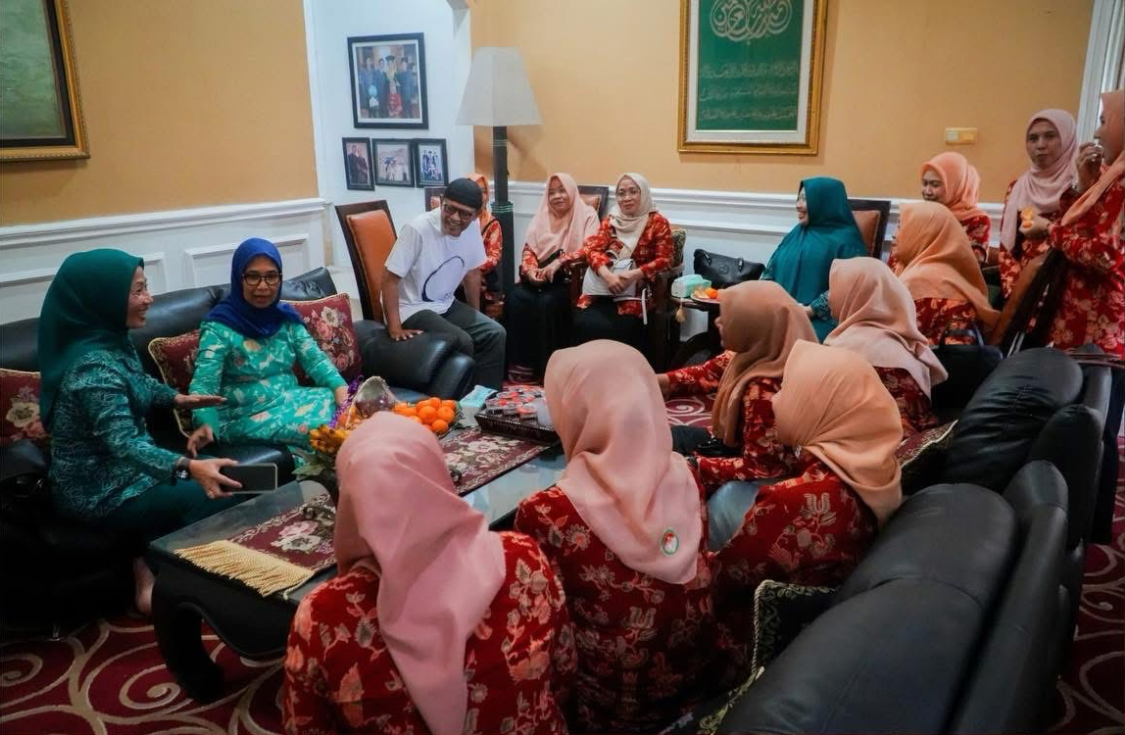 Rombongan Dharma Wanita Persatuan Kota Mataram berkunjung ke kediaman para mantan ketua DWP sebagai bentuk penghormatan lintas generasi, Rabu (3/12).