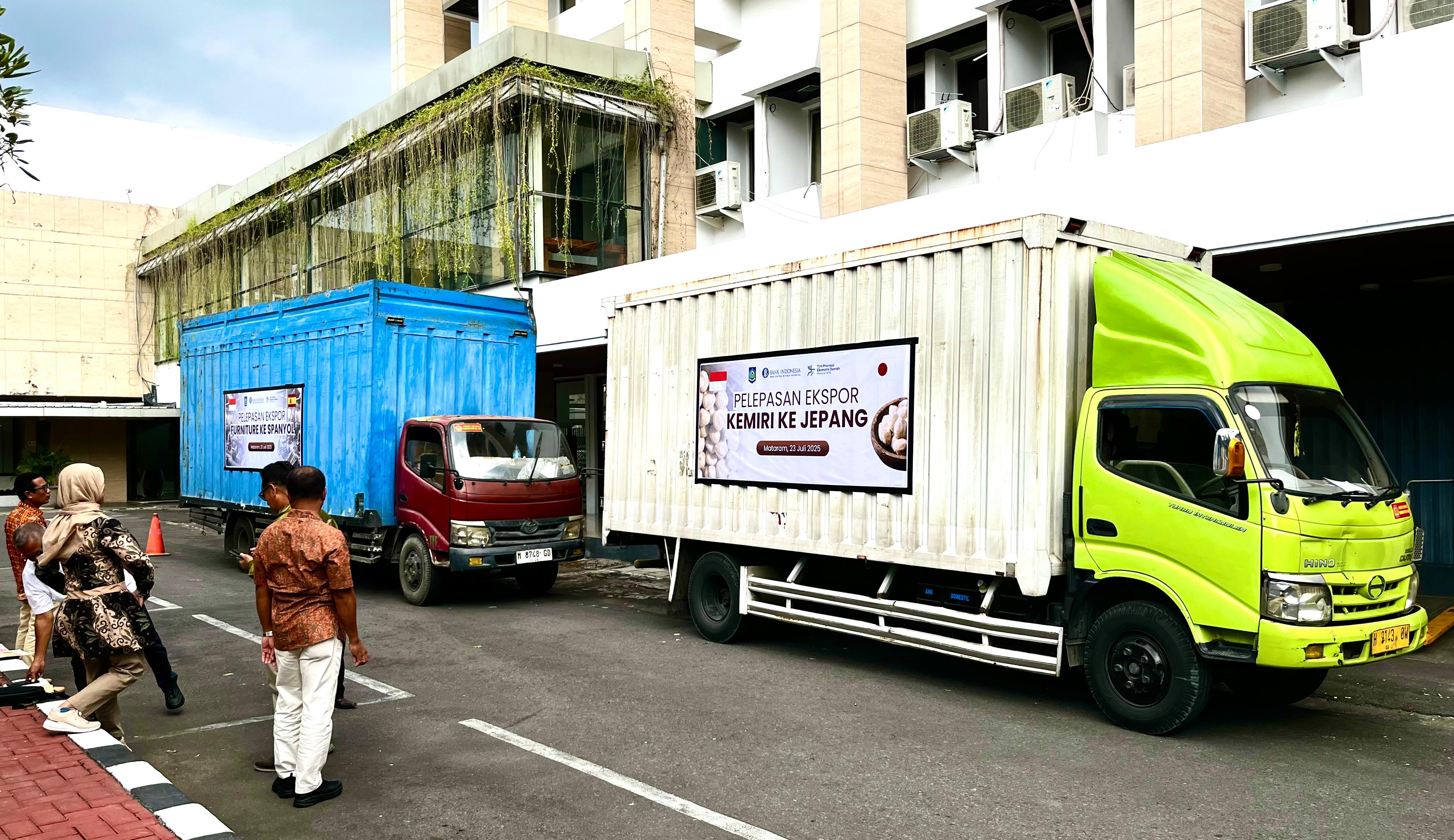 EKSPOR: Sejumlah kendaraan kontainer pengangkut produk UMKM binaan BI NTB yang akan diekspor ke sejumlah negara di halaman kantor BI NTB, beberapa waktu lalu.