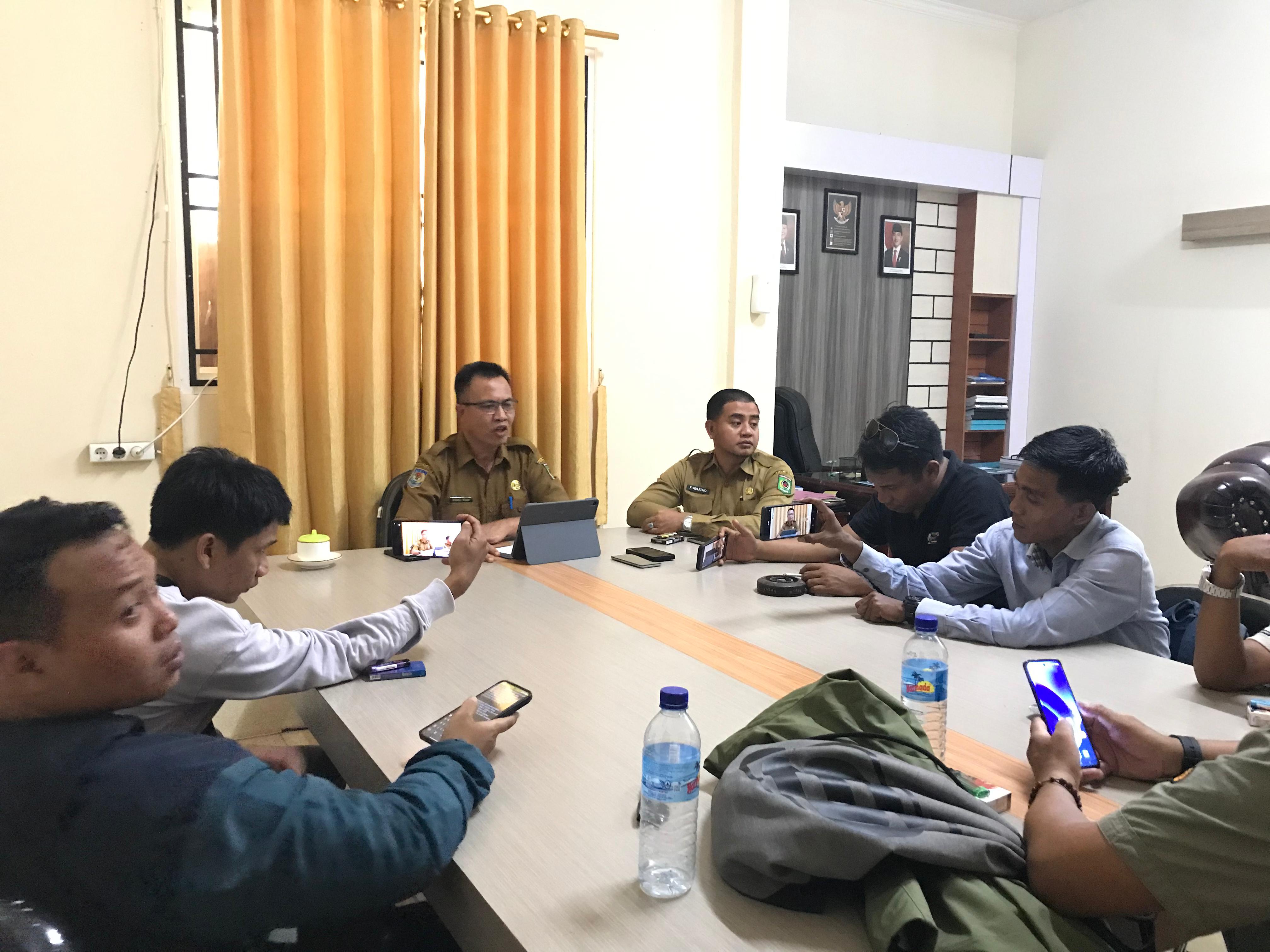 BANTAH ADA TUNGGAKAN: Kepala DLH KLU Husnul Ahadi (tiga dari kiri) memberikan keterangan terkait TPST di Gili Trawangan, Senin (8/12)