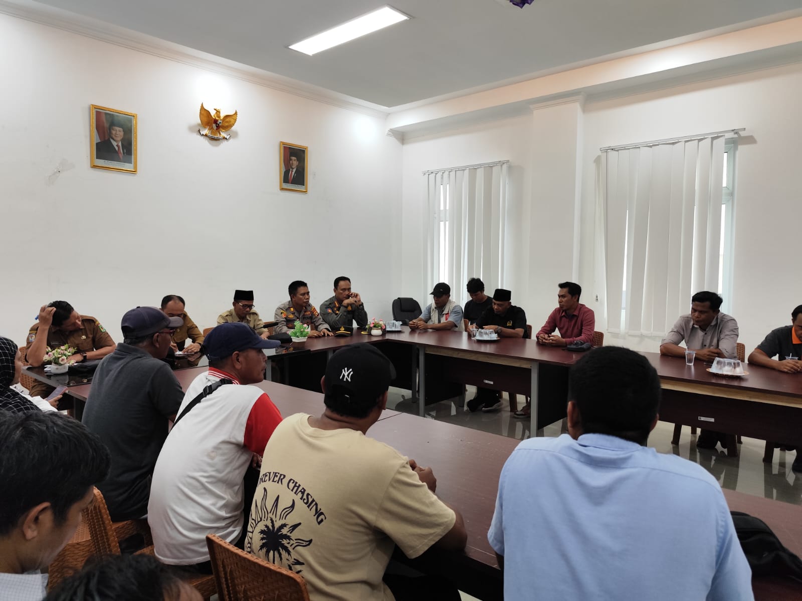 NONAKTIFKAN KADES: Suasana pertemuan perwakilan warga Desa Jenggala dengan Bupati Najmul Akhyar Senin (8/12).