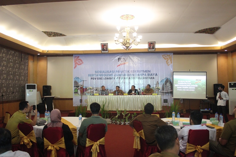 Bupati Lombok Tengah Lalu Pathul Bahri saat membuka sosialisasi pengiriman CPMI dengan zero cost, Senin (8/12).