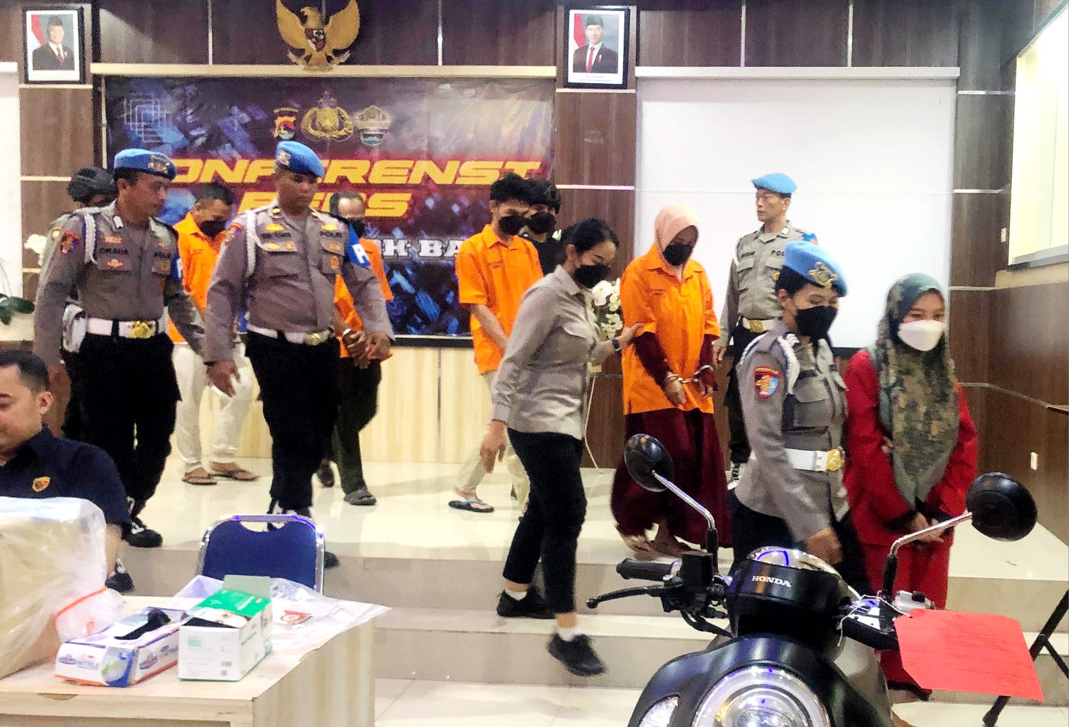 SEGERA DIADILI: Lima tersangka kasus pembunuhan Brigadir Esco Faska Rely saat konferensi pers beberapa waktu lalu.
