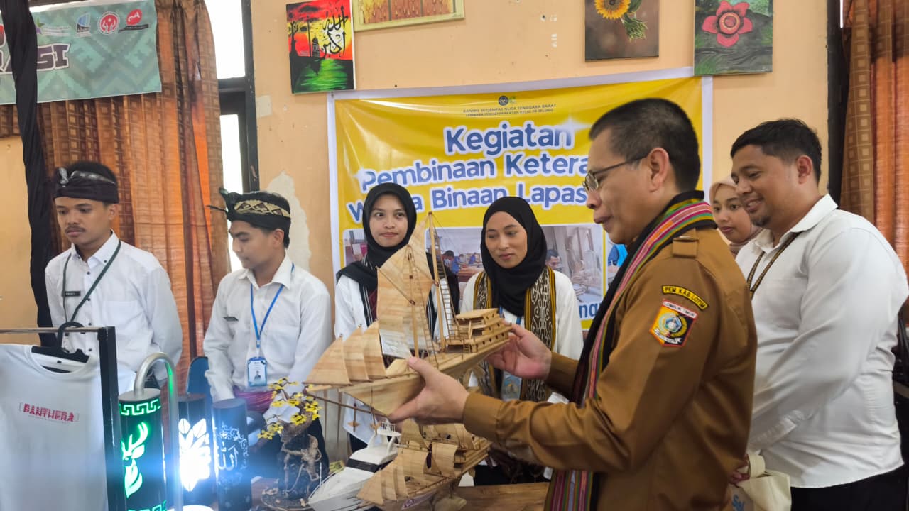 Wakil Bupati Lotim Moh Edwin Hadiwijaya saat melihat hasil kreatifitas warga Binaan Lapas Kelas IIB Selong pada acara festival literasi Lotim SMART