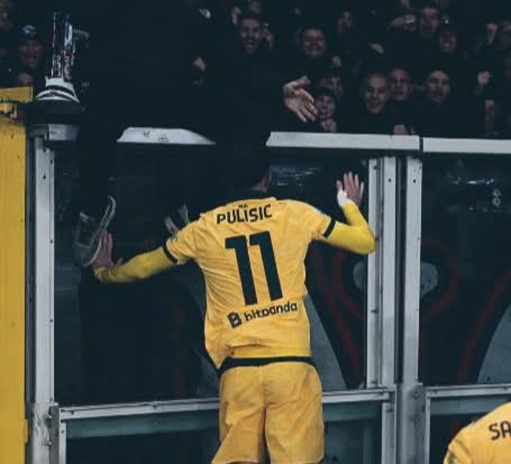 Christian Pulisic merayakan gol kemenangan AC Milan dengan berlari ke arah fans.