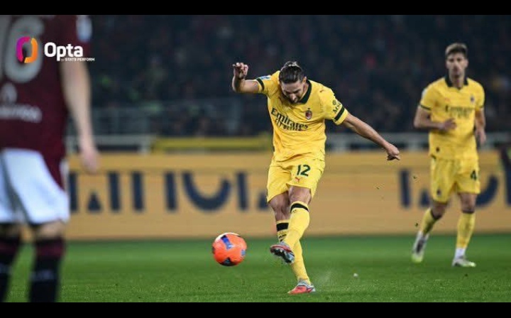 Adrien Rabiot melepas tembakan jarak jauh dan berbuah gol perdana bagi AC Milan.