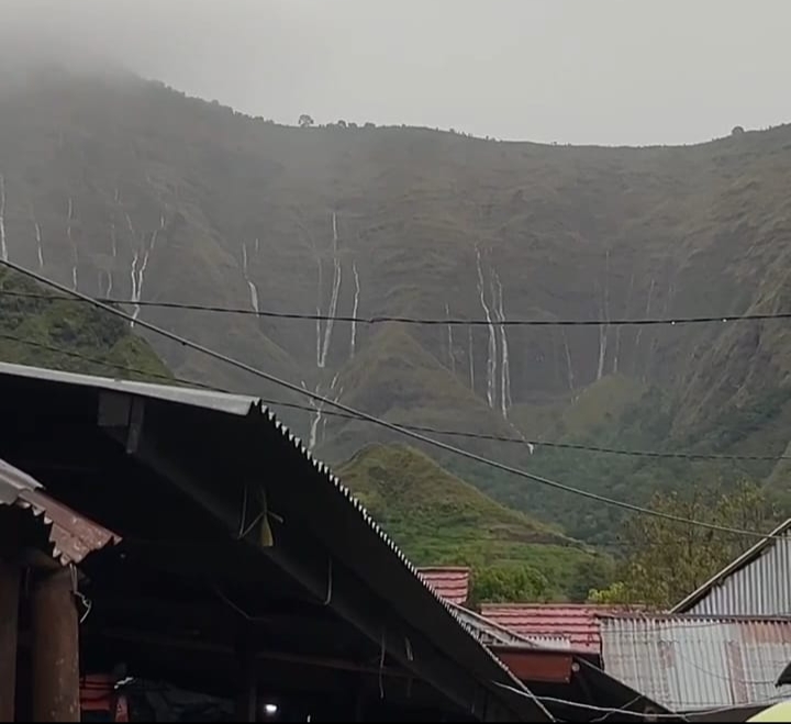 Tangkapan vidio penomena kemunculan air terjun dadakan di salah atu bukit di Sembalun