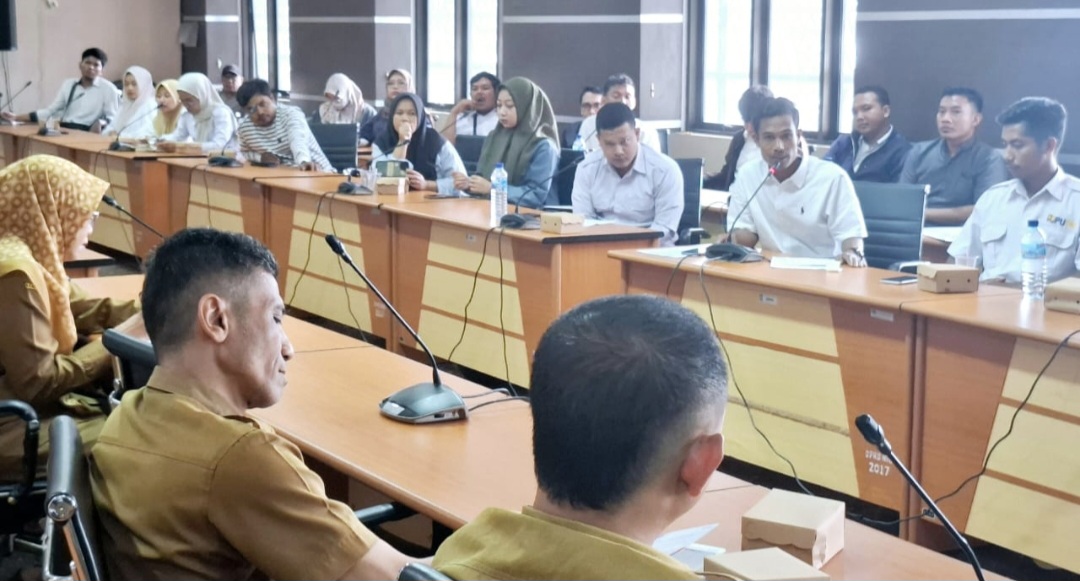 Aliansi 518 Honorer Pemprov NTB saat hearing dengan Komisi I DPRD NTB yang juga dihadiri BKD NTB beberapa waktu lalu.