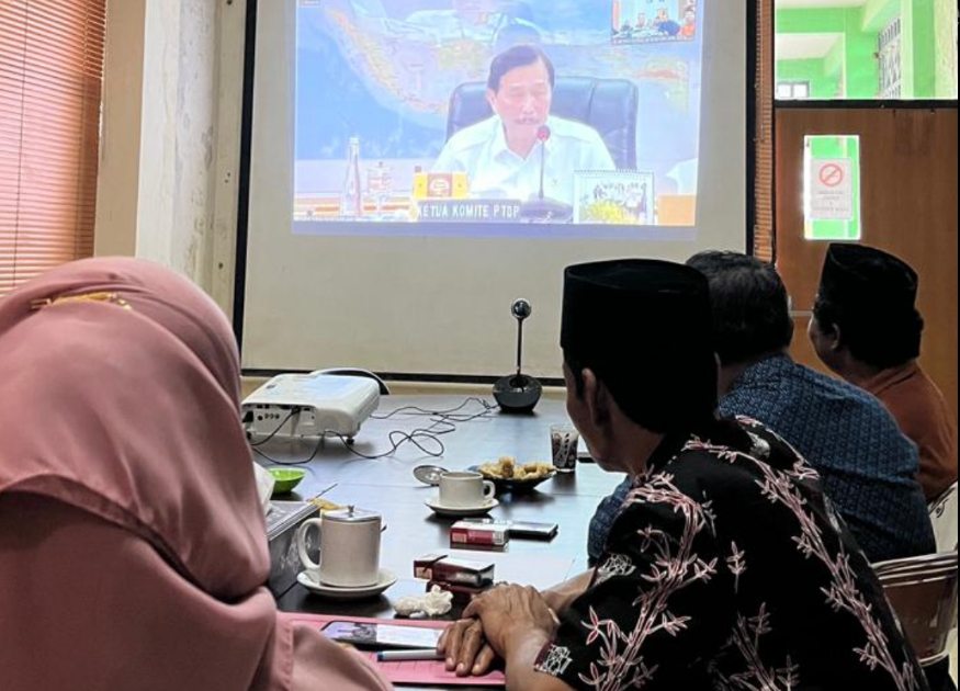 Kepala Dinas Dukcapil Dr Mansur dan Kepala Dinas Sosial Drs. Lalu Samsul Adnan mendengar arahan dari Ketua Komite Percepatan Digitalisasi Pemerintah Jenderal (Purn) Luhut Binsar Pandjaitan.
