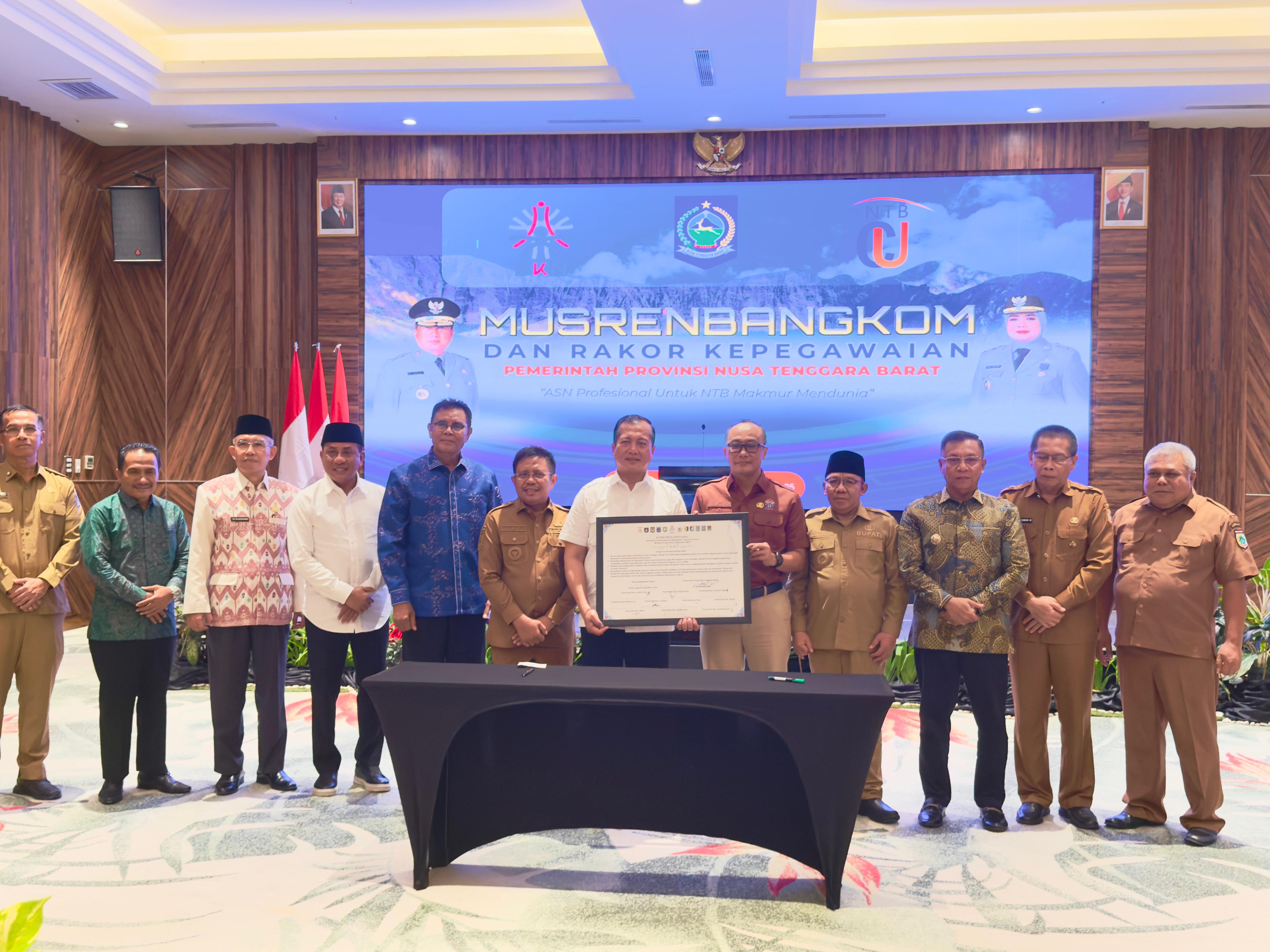 Foto bersama usai Penandatanganan Komitmen Bersama Terkait Akselerasi Pembangunan Manajemen Talenta Instansi Wilayah Kerja Kantor Regional X BKN, di Mataram, Senin (8/12).