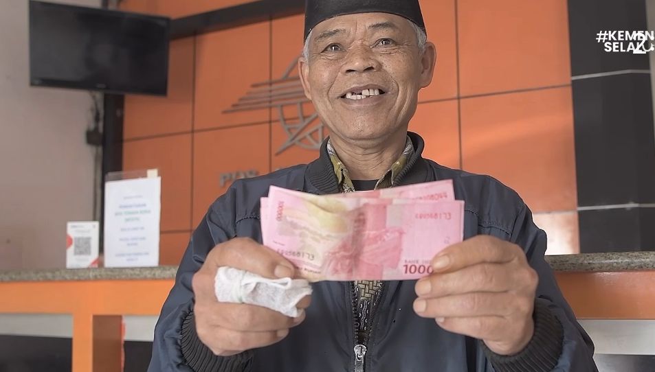 Ilustrasi pencairan bansos di Kantor Pos.
