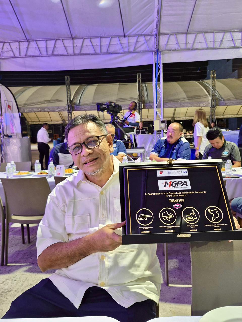 Mandalika Grand Prix Association (MGPA) menerima plakat penghargaan atas kontribusinya sebagai tuan rumah ARRC 2025