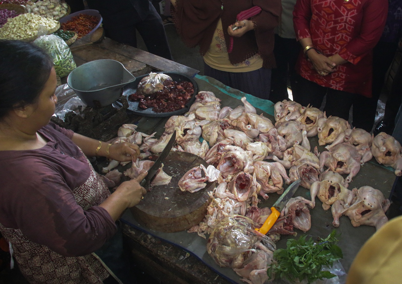 SEBABKAN LONJAKAN INFLASI: Salah satu pedagang daging ayam di pasar di Mataram, beberapa waktu lalu.