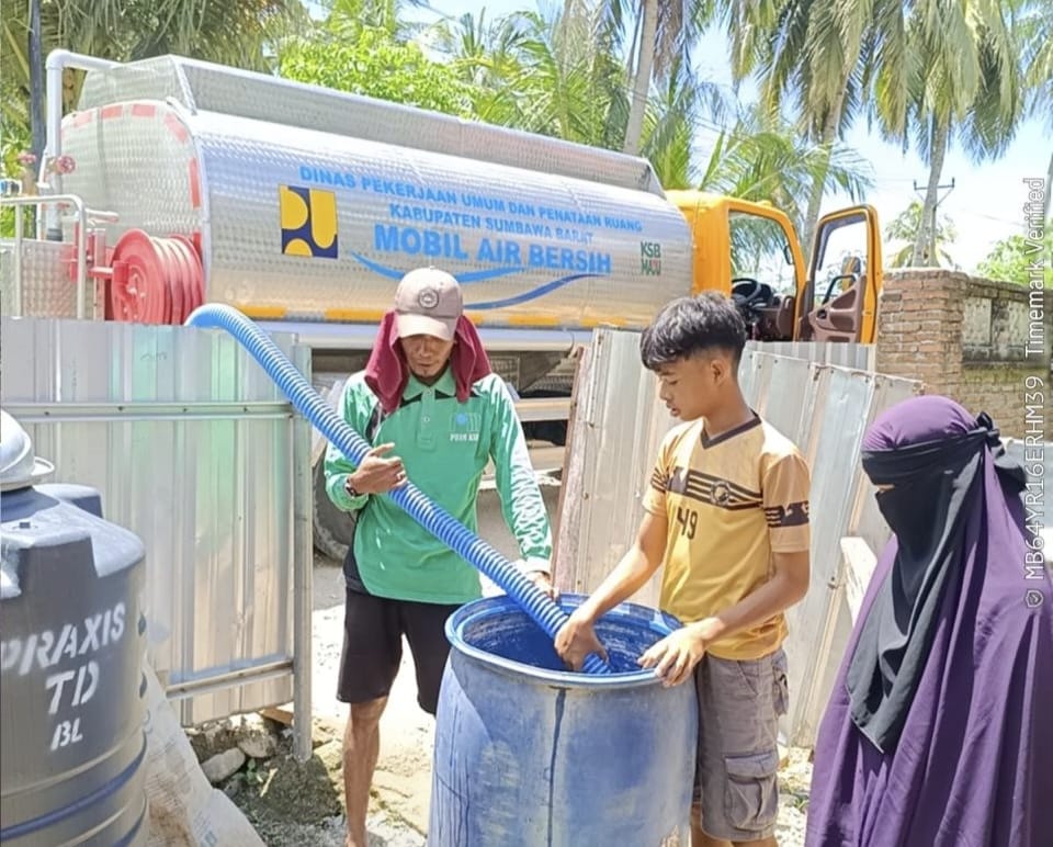 Perumda Bintang Bano saat menyalurkan air bersih kepada pelanggan terdampak di Desa Labuhan Lalar, Senin (8/12).