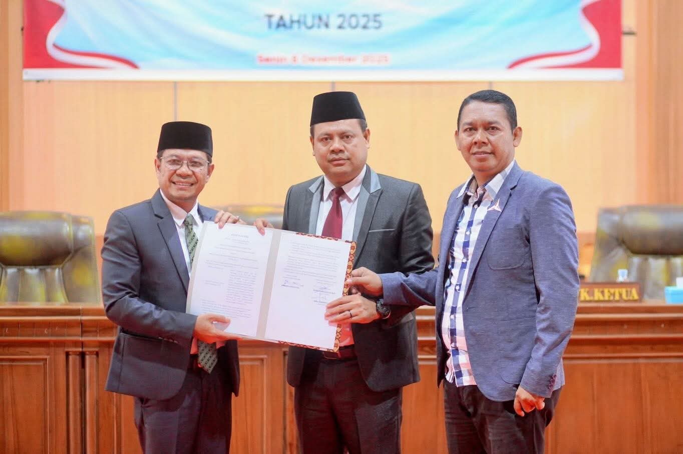 PARIPURNA: Bupati Dompu (kiri) menghadiri rapat paripurna pencabutan Raperda usul Pemda di ruang rapat DPRD, Senin (8/12).