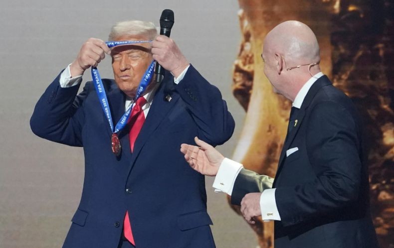 FIFA beri Donald Trump Peace Prize saat konflik global memanas. Keputusan ini memicu kontroversi dan ironi moral di panggung sepak bola dunia.