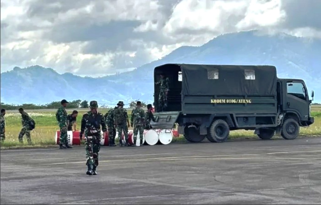 Bahan Bakar Minyak (BBM) jenis solar sebanyak 4 ton atau 20 drum tiba di Bandara Rembele, Kabupaten Bener Meriah, pada Selasa (9/12). (Bidang Komunikasi Kebencanaan / Fhirlian Rizqi Utama)