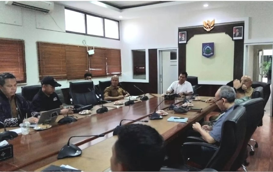 DESA BERDAYA: Pj Sekda NTB Lalu Moh. Faozal saat memimpin rapat persiapan peluncuran program Desa Berdaya di Ruang Rapat Anggrek, Kantor Gubernur NTB, Mataram, Selasa (9/12).