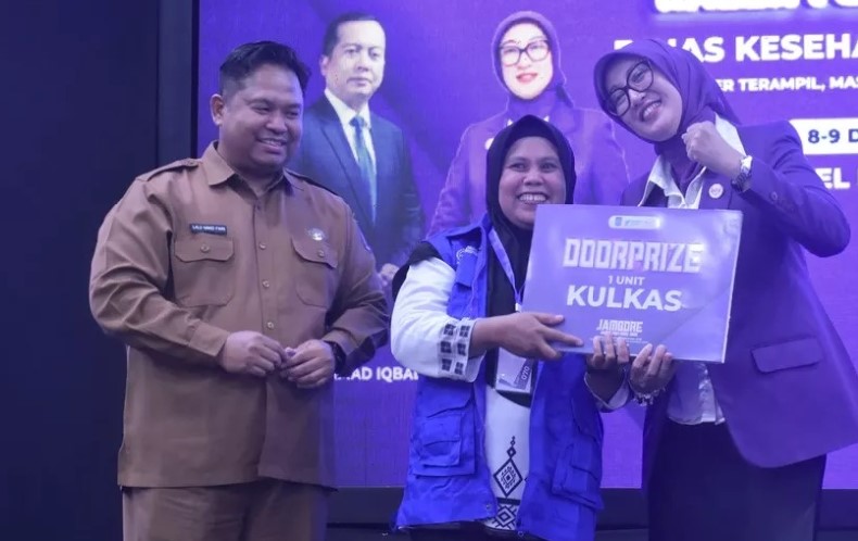 STUNTING: Ketua TP Posyandu NTB Sinta Agathia (kanan) bersama Kepala Dikes NTB dr Lalu Hamzi Fikri saat Jambore Kader Posyandu di Hotel Lombok Raya, Mataram, Senin (8/12).
