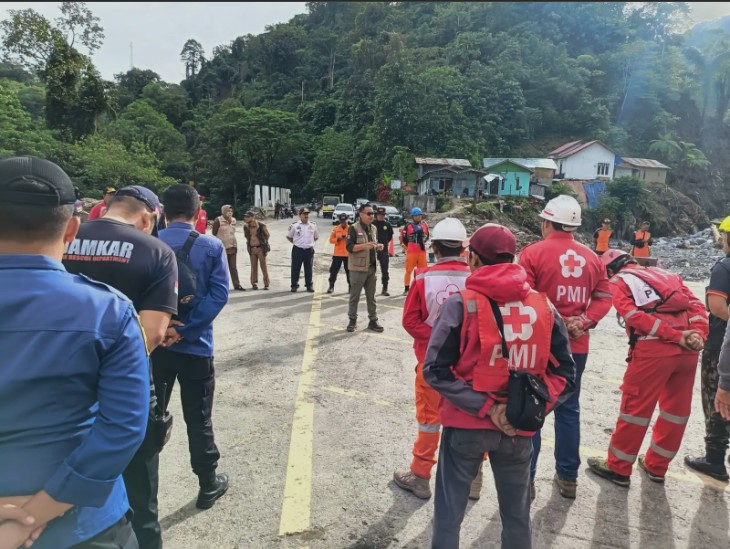 Apel pagi sebelum operasi pencarian dan pertolongan (SAR) oleh tim gabungan yang dipimpin Basarnas di wilayah Kota Padang Panjang, Rabu (9/12). Upaya penanganan darurat, selain SAR, masih diupayakan.
