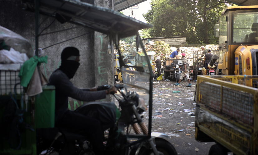 Pembuangan sampah di TPS Lawata