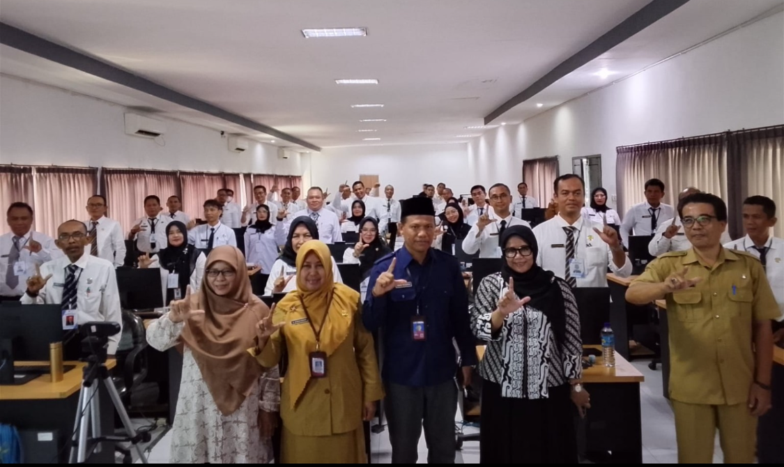 Para peserta seleksi terbuka JPT Pratama mengikuti sesi pembukaan assessment kompetensi di ruang CAT,  bersama jajaran BKPSDM Kota Mataram dan dipandu asesor Lembaga Assessment Center Kota Bandung.
